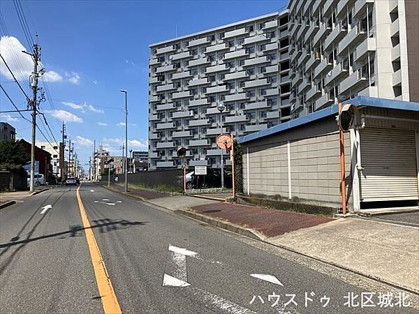 西側前面道路です。整備された歩道のある前面道路なので、歩行者の方も安全に通行できる道路になっています。