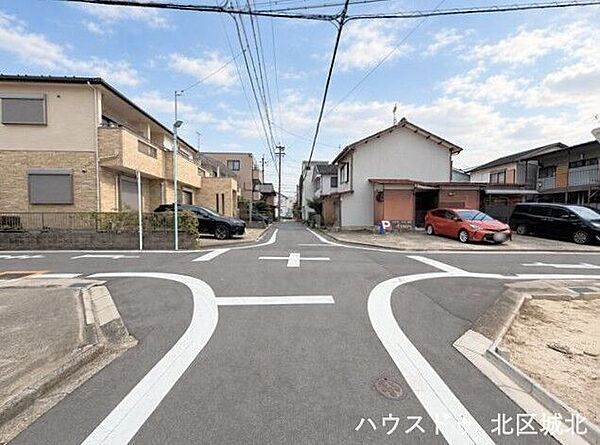 【北側前面道路】幅員約4.3ｍ前面道路。普通車が1台通れる幅となります。大型車の通行が少ないので、振動や騒音が抑えられます。