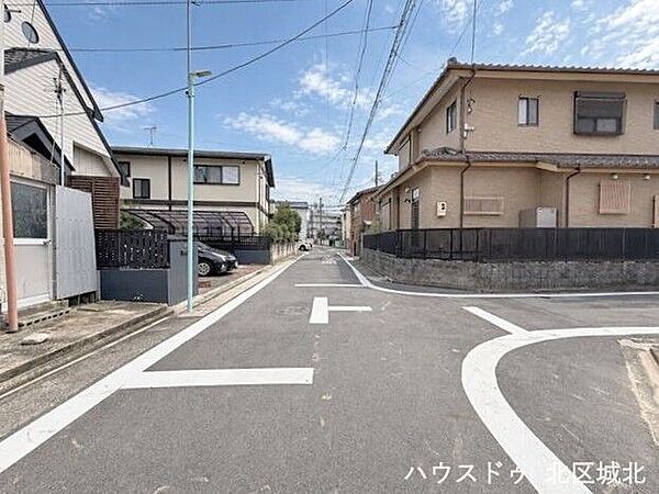 【東側前面道路】幅員約5.3ｍ前面道路。道幅が広すぎると交通量が増えてしまうのも心配ですので、これぐらいが理想的な道幅なのかもしれませんね。