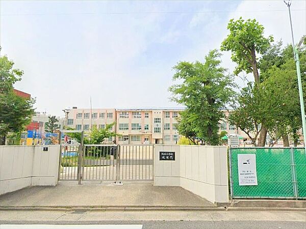 城西小学校【教育目標】健康で明るく…健康な身体をもちよく考え…正しい判断力、豊かな創造力に富み進んで行い…自主性・自発性を有し仲よくする子…責任感と協調性豊かな思いやりのある子 710m