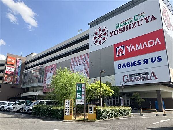 ヨシヅヤ名古屋名西店【営業時間】9：00～21：00（専門店10：00～21：00）・衣料品、食品、日用品、玩具、元気の水設置、ポンプマン設置、ポイントカードあり 1220m