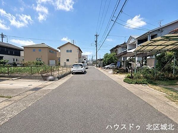 【南側前面道路】幅員約6.5ｍ前面道路。街並みが開放的で圧迫感がありません。