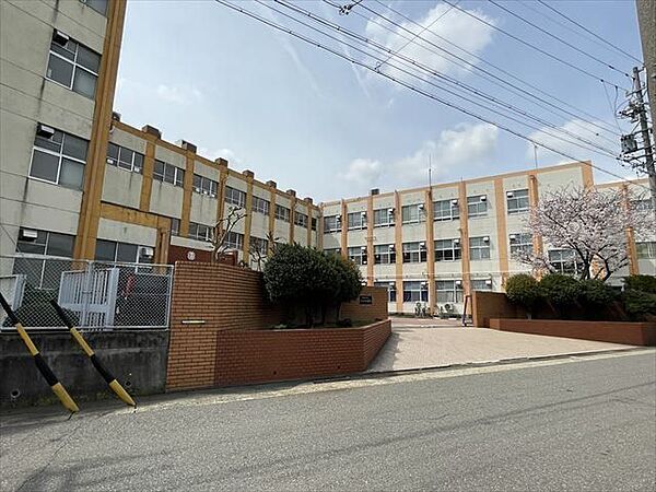【名古屋市立平田中学校】建学の精神自ら　考え　鍛え　ともに高まる名古屋市の北西部、西区の西端に位置し、新川沿いにあります。学校は、北が北名古屋市、西が清須市と接し、東から南へ新川が流れてい 1730m