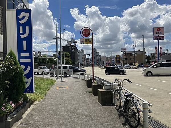 西側前面道路です。歩道も付いているので、歩行者も安全に通行ができます。小さなお子様がいるご家庭も安心ですね。
