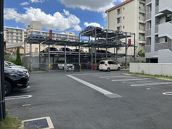 車の出し入れがしやすい平面駐車場です。
