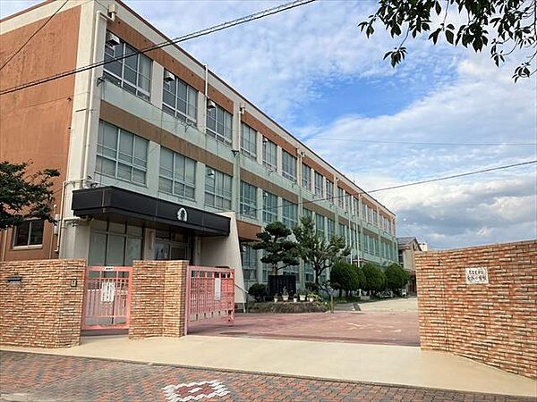 【名古屋市立金城小学校】「進んで学び 取り組む子」、「みんな仲良く 笑顔の子」、「いつも明るく 元気な子」をグランドデザインに掲げています。 380m