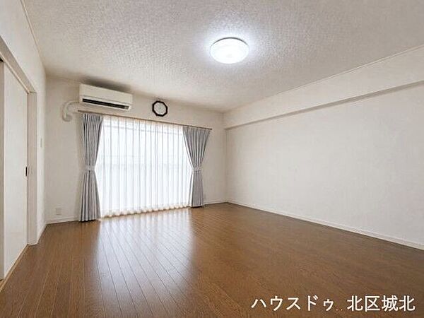 室内は木目の落ち着きの感じられる雰囲気になっています。※実際の写真をもとに家具等をCGで除去したものになります