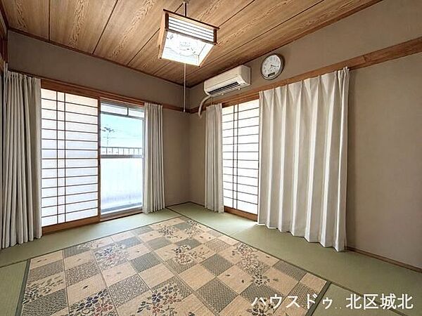 【6畳和室】客間としても普段使いの居室としても使える和室で、来客時や宿泊時にも対応できる頼もしい空間となっています。※実際の写真をもとに家具等をCGで除去したものになります