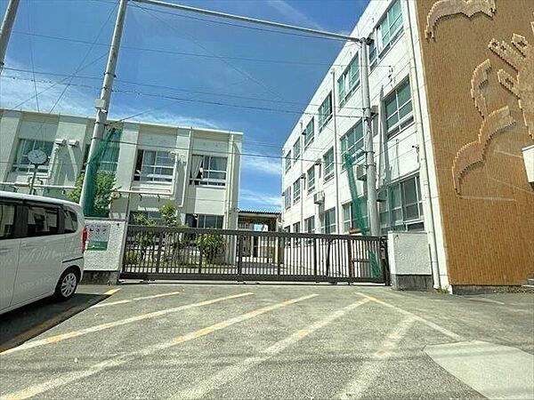【名古屋市立山田東中学校】名古屋市の北部を流れる庄内川と新川との間にあり、合唱が盛んな中学校です。部活動も盛んで県大会に出場する部もあります。 560m