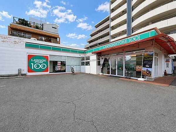【ローソンストア100 大野木店】コンビニエンスストアの利便性・スーパーマーケットの品揃え、100円ショップの均一価格の3つの業態特性を併せ持つ「くらし支えるストア」。 700m