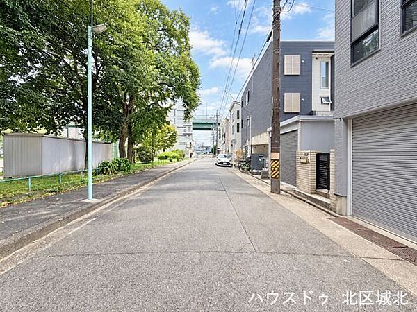 【北側前面道路】幅員約7.9ｍ前面道路。街並みが開放的で圧迫感がありません。引っ越しトラックなど大きな車も余裕をもって通行することができます。