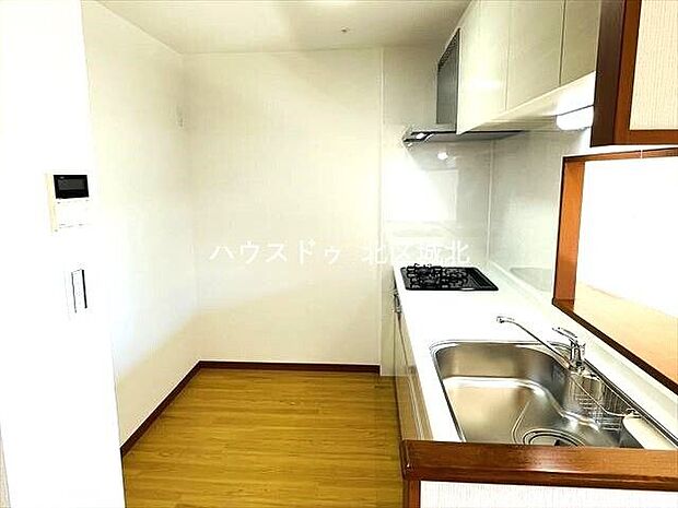 白を基調にした清潔感のあるキッチンです。食器棚を置くスペースも充分あります。