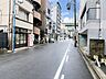 その他：幅員約7.1mの前面道路です。引越し業者のトラックも問題なく停めて置くことが出来る道幅です。（2023年11月17日撮影）