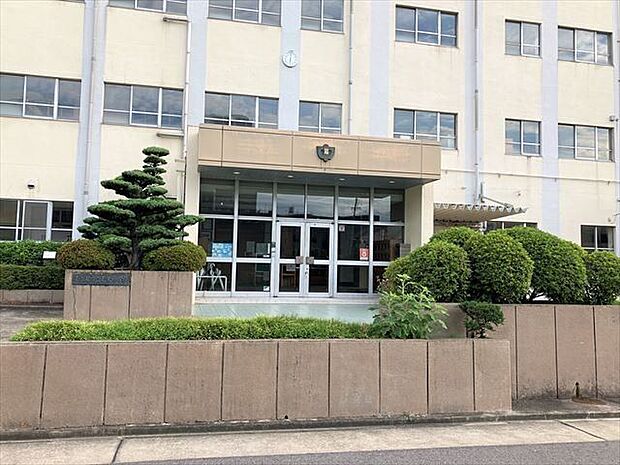 【名古屋市立若葉中学校】「誠−規律・勤勉・自主・友愛・協調−」を教育目標に掲げています。 64m