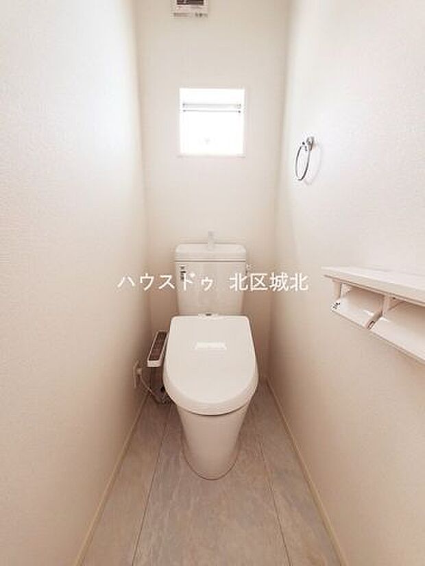 3階トイレ：ペーパーホルダーが2つあるのもちょっと嬉しいポイントですね♪トイレも新品で清潔感があります♪（2023年7月28日撮影）