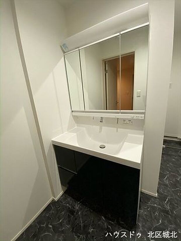 毎日お使いになる洗面所は、明るく清潔感のあるスペースです。3面鏡の裏側や洗面台下など収納スペースが豊富な洗面台になっています。（※新築時の写真です）