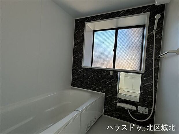 バスルームには大きな窓があり、空気の入れ替えもしっかりできますね。