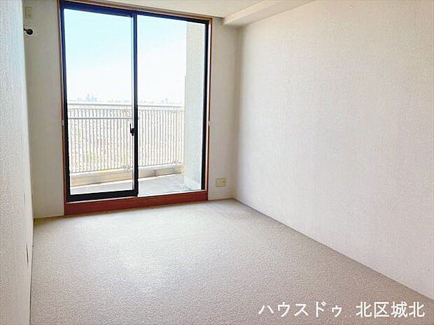 8.3帖洋室眺望が良好で開放感があります。主寝室としても使用可能です。
