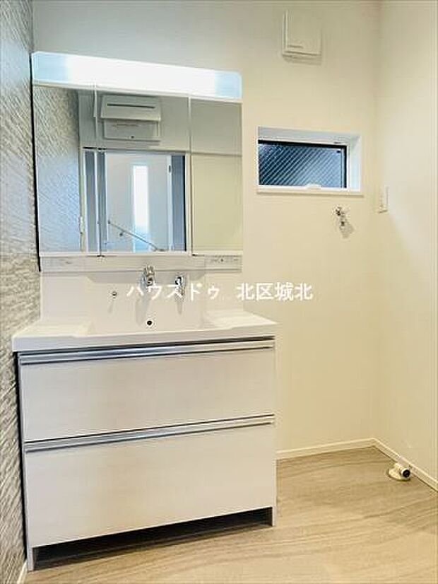 清潔感のある明るい洗面所。小窓つきでこもりがちな湿気も気になりません。