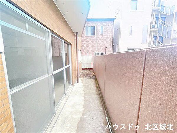 1階ならではのテラスです。広いスペースなので、鉢植えを置いてガーデニングなども楽しめますね。椅子を置いて寛ぐのも良さそうです。