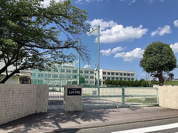 【名古屋市立大曽根中学校】「よりよい社会の形成者として、心身ともに健康で人間性豊かな青少年の育成を 期す。」を教育目標に掲げています。 1530m