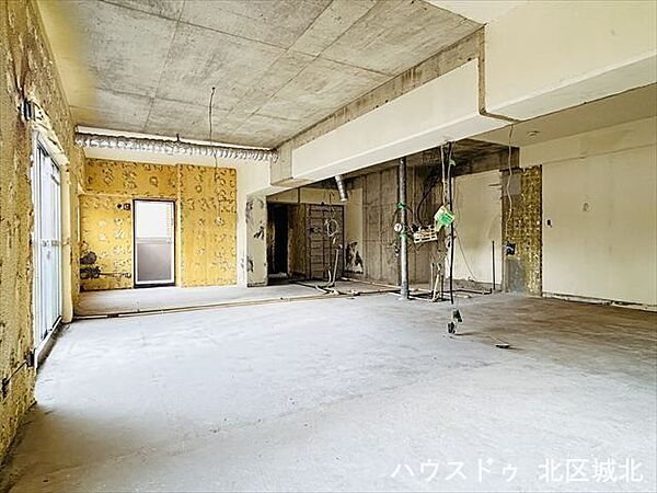 大きな窓から光が差し込む明るい空間。リビングを広くしたり、趣味のスペースを設けたり、自分好みの間取りを楽しめます。