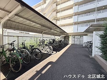 屋根があるので、大切な自転車を天候から守れます。便利な駐輪場完備！