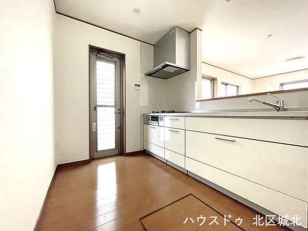 勝手口が付いていますので、ゴミ出しもサッと外に持っていくことが出来ますね。いやな臭いがキッチンにこもらず快適です♪