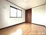 洋室：【6帖洋室】各居室には収納完備。クローゼットのドアも天井まであるハイドアタイプで室内が広く感じられますね。