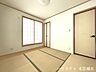 和室：【5.2畳和室】和室のお部屋から南側バルコニーへ出入りすることができます。障子越しに届く柔らかな陽射しは、優しく落ち着いた空間を演出してくれます。
