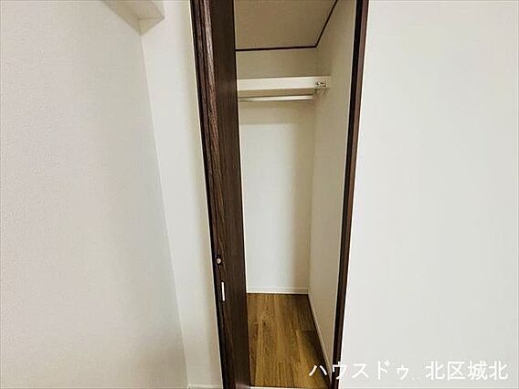西側洋室収納：...