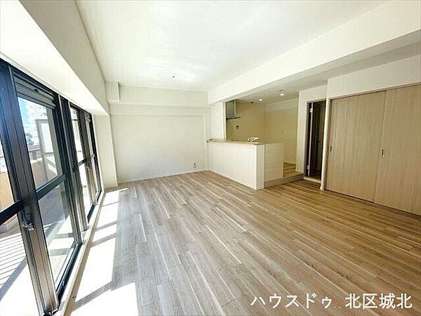 キッチンやダイニングからも視界が通る一体感のあるLDKです。調理中や食事中も家族の様子を感じられ、コミュニケーションが生まれる空間。明るい採光と相まって、お部屋全体に広がりと安心感をもたらします。