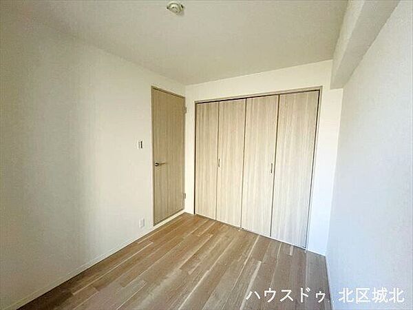 衣類や荷物をすっきりと収納できるクローゼットを完備した洋室です。お部屋を広く使えるので、お好みの家具を配置しやすく、快適なプライベート空間を演出できます。