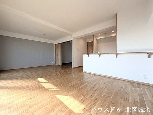 南向きのリビングは日当り良好です。隣には洋室も続いているので、扉をオープンにして空間を広く使うことも出来ますね！