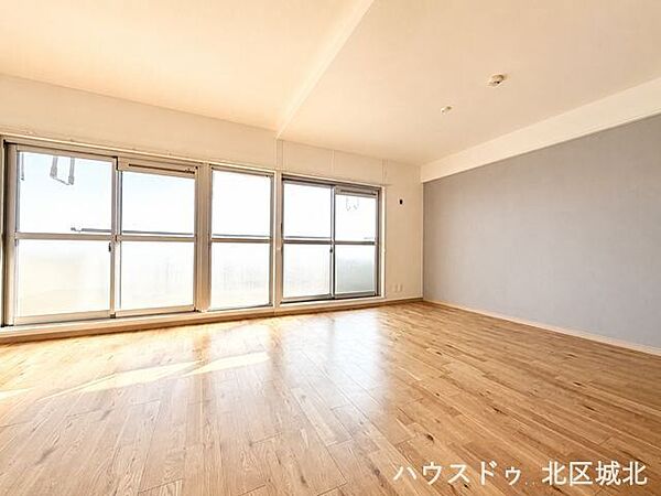 家族でくつろぐスペースは気持ちの良い空間で過ごしたいですよね。南向きの窓から陽射しが入り、採光・通風共に良好です。