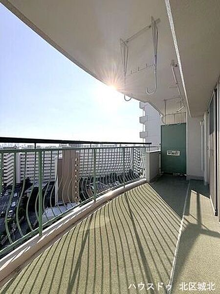 明るい日差したっぷりのバルコニーです♪こんな天気の良い日は気持ち良く洗濯物を干せますね！
