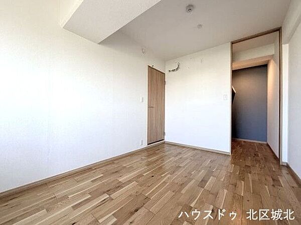 6.2帖洋室ウォークインクローゼットには扉を設けていないので、物の出し入れもサッと行えますね。また湿気もこもりにくいです。