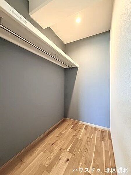アクセントクロスが施されたウォークインクローゼットで気分も上がりますね。新たに家具を買わなくても良いので、ハンガーパイプ付きのクローゼットは嬉しいですね。