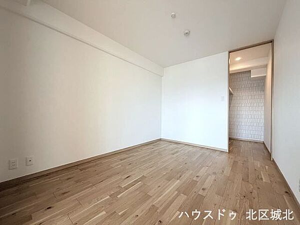 6帖洋室室内は木目の落ち着きの感じられる雰囲気になっています。ウォークインクローゼット付きなので、季節物の整理に便利ですね。