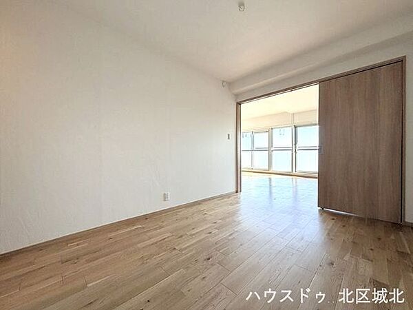 6帖洋室リビングと繋がることで、開放感があり、家族とのコミュニケーションも取りやすい空間です。多用途に使える便利な部屋です。