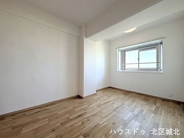 6.2帖洋室大きな窓からたっぷりの日差しが入り、明るいお部屋になっています。