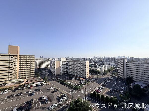 バルコニーから広がる眺望は開放感たっぷり。爽やかな風と光を感じながら、心地よい時間を過ごせます。