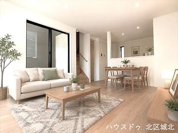 内装やディスプレイを自分たちらしくこだわれば、リビングが家族の愛着のある空間になりますね。※実際の写真に家具をCG合成したものです。（家具等は販売に含まれておりません）