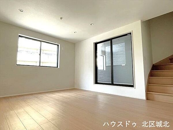 明るく広々とした15.8帖のリビングは、家具の配置もしやすく、快適なくつろぎ空間を実現します。