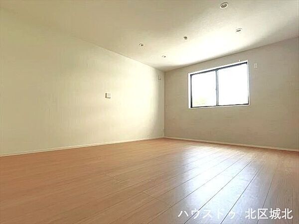 床暖房を完備したリビングは、冬も足元から暖かく、家族が快適に過ごせる居心地の良い空間です。