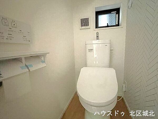 小窓付きで採光・通風が良好なトイレ。ナチュラルな内装が、清潔で心地よい雰囲気を演出します。