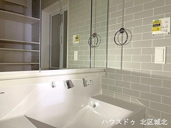 三面鏡収納付きの洗面台で、化粧品や小物もすっきり整理。毎日の身支度を快適にサポートします。