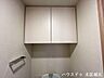 トイレ：収納：トイレには収納棚を備えており、トイレットペーパーや掃除用具などをすっきり整理できます。使いやすく快適な空間です。
