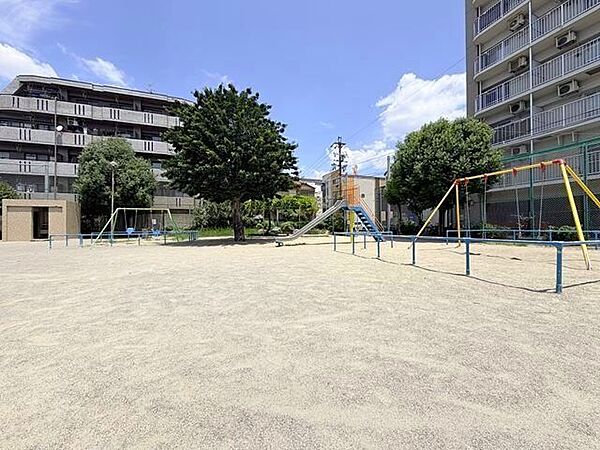 【ながた公園】杉村小学校の近くにある地域の公園です。フェンスが設置されているのでボール遊びが出来ます。遊具、トイレも設置されています。 310m