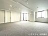 リビング/ダイニング：床はカーペット敷きのため、足元が冷えにくく、物音を気にしすぎずに生活できます。